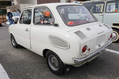 スズキ 2代目 フロンテ360：リアにエンジンを搭載しているため、リアフードやリアフェンダーに冷却用ルーバーが設けられているのが特徴