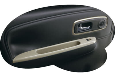 スズキ ワゴンR スマイル クリームコーデ：ベージュのフロントドアアームレスト