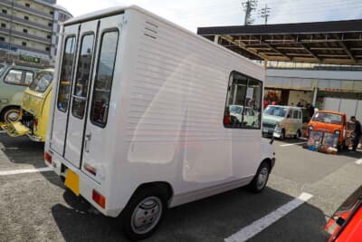 ダイハツ ミラウォークスルーバン：荷室後部のドア形状はいくつか種類がある。写真は3分割タイプで、センターと左が折れ戸、右が外開きとなる