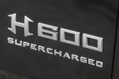 ヘネシー H600 パフォーマンスパッケージ：内外装に施されたヘネシーバッジが、各種アップグレードの証として存在感を放っている