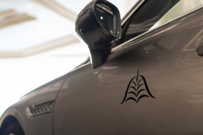 ベントレー フライングスパー：ギャラクシー・マカオのエンブレムが前方ドア2枚にあしらわれる