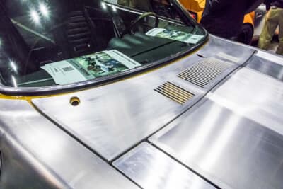 日産 S30型 フェアレディZ：アルミ合金のパネルに交換し、ボディラインを忠実に再現している