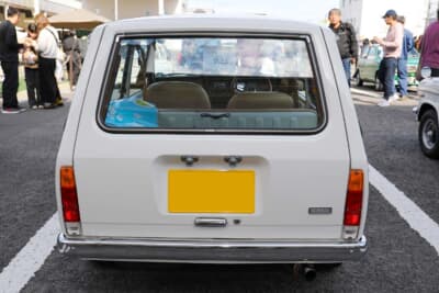 三菱 4代目 ミニカ：ゲートの外側に配置されたテールランプやメッキのバンパー、大きなリアウインドウなど、シンプルな作りが当時の商用バンの魅力