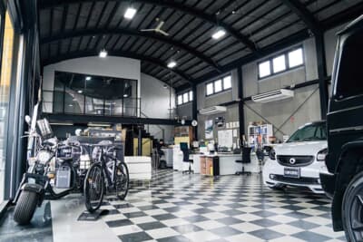 広々としたショールームは、ホイールや中古車のほかにメルセデス・ベンツの電動自転車が展示されていたりと、随所に遊び心を感じるアットホームな雰囲気