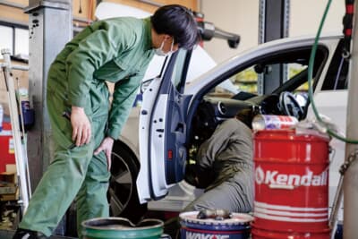 工場設備は非常に充実しており、車種ごとのデータも豊富に蓄積。ドイツ車がメインのM-LINE（エムライン）だが、いまの工場長はイタフラ系を長く触ってきたのだとか