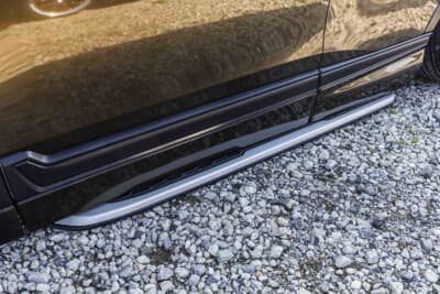 ホンダ CR-V：純正オプションのサイドステップとフロントリップが同時に接地するセッティングになっている