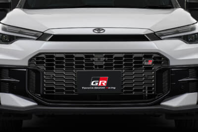 トヨタ カローラ クロス GRスポーツ：専用フロントバンパー、専用ラジエーターグリル