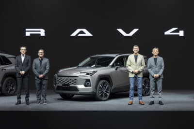 左からMid-size Vehicle Company ZV チーフエンジニアの太長根 嘉紀氏、ウーブン・バイ・トヨタ株式会社 取締役 Chief Technology Officerのジョン・アブスマイヤー氏、取締役・執行役員 Chief Branding Officer デザイン領域統括部長のサイモン・ハンフリーズ氏、ウーブン・バイ・トヨタ株式会社 代表取締役 Chief Executive Officerの隈部 肇氏