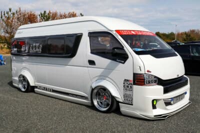 HIACE Styleユーザーが選ぶハイエース部門で見事に第1位を獲得したこのクルマが、最新号の表紙も飾った。キャンピングカーをベースにしたフルカスタムは圧巻