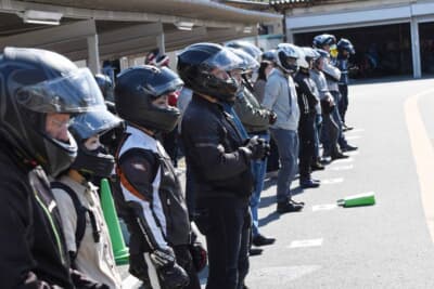 試乗会受付が終了すると希望のバイクの前に並ぶわけですが、試乗待機列もすごいことに