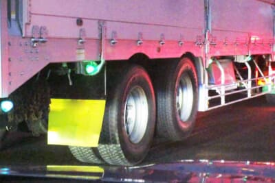 大手の日本フルハーフ製の「リフトアクスル」システムは、軸重9.2トン以上で自動降下して通常の2軸または3軸走行になる仕組みだ