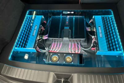 プロセッサーから出るのは、カーボディオ業界初のキャノンコネクター特注チェルノフオーディオRCAケーブル