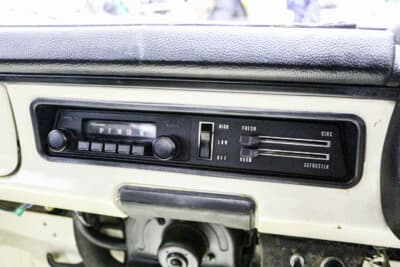 いすゞ エルフ 150 1.25トン：インテリアはボディ同色の鉄板仕様となっている
