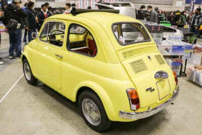 フィアット 500R：ボディカラーをルパン三世仕様でイエローに仕上げている