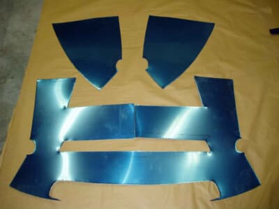 赤いディーノのボディに紙を当てて型紙を作り、それに合わせてアルミを切り出し、手で叩いて曲げて溶接。実車と見比べて作ったそうだ