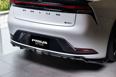 トヨタ プリウス:リアも左右にカナードを配置するなどこだわりある雰囲気。しっかりと存在感のあるエアロが特徴だ。2ピース構造となっている
