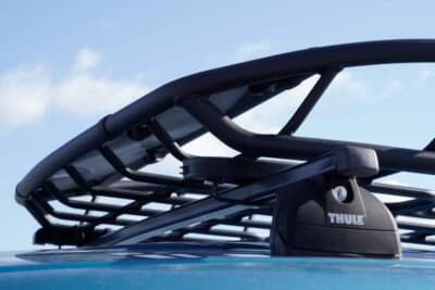 ルノー カングー：ルーフキャリアは、購入後に装着したもの。5年経った今も、まだここまでの大物を載せたことはないそうだ