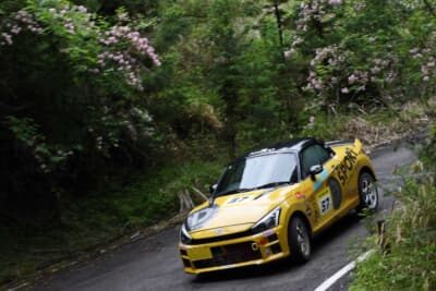 前夜の大雨によるコースの汚れもあり、クラッシュやコースオフなど多くのリタイア車両も続出したが、無事に全SSを走り切った殿村／上原組。一時はクラス3位を走行するも、最終的にはDE－6クラス4位（総合35位）できっちりとリザルトを残した