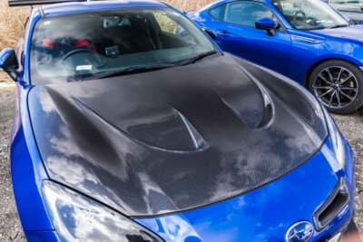 スバル BRZ：ボンネットは近藤エンジニアリング製。カーボン1枚貼りや外部からの水滴がエンジンにかからないような構造が特徴だ