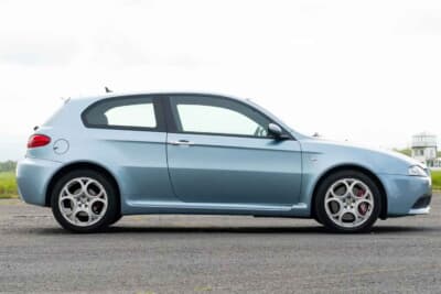 7000ポンド~1万ポンド(邦貨換算約135万円〜193万円)で現在も販売中のアルファ ロメオ「147GTA」(C)Bonhams