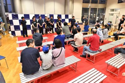 栃木スバルのメカニックも全員集合。「奥本選手がドライビングに集中できるように全力でサポートします」と意気込みを語った