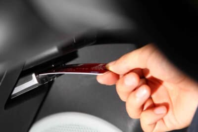 ETCカードは挿しっぱなしにせず、クレジットカードと同様に、車内に放置しないのが基本