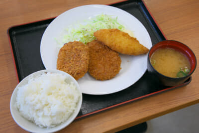 揚げたての惣菜3点がのっているフライ定食は990円