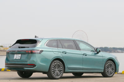 VW パサートeTSIエレガンス:リアスタイル