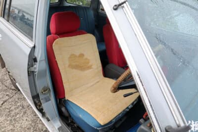 日産 610型 ダットサン・ブルーバードU：通気性の良いゴザのようなシートカバーも昭和っぽくて懐かしい