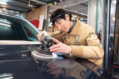 クルマの塗装状態を判断して、徹底した下地処理で最適なボディに仕上げる。そのうえで「タイプWF斬」や「KF8」といったオススメのコーティングを施工