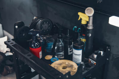 使用するポリッシャーはプロ御用達のルペス。コーティングの下地処理には、経験から得たノウハウにより各社のケミカル剤を使用