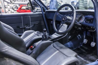 日産 3代目 スカイライン：スムージング処理を施したダッシュパネルにオートメーターのSPEK PROシリーズのメーターが並ぶ