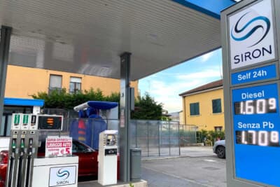 宿の近くのセルフのガソリンスタンドで給油しました。1Lかあたり1.70ユーロ