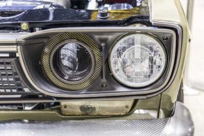 日産 510型 ブルーバード：丸目4灯ヘッドライトの内側2灯分はフレッシュエア導入用の穴となっており、メッシュが張られている