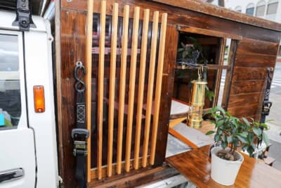 マツダ ニューポーターキャブ：キャンプの充実感を高めるために、各部にはおしゃれなデザインが採用されている