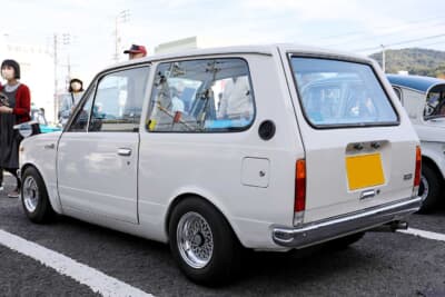 三菱 4代目 ミニカ：商用のバンのため、3ドアボンネットバンとなる