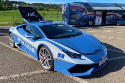 イベント広場に展示されていたイタリア警察のランボルギーニ ウラカンパトカー。早朝だったのでほとんど人がおらず、じっくり見せていただきました