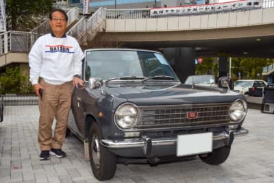 1967年式の日産 初代 B10型 ダットサン サニーとオーナーの濵田 進さん