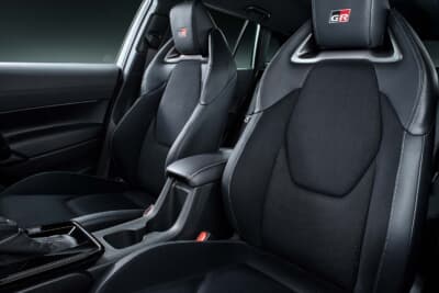 トヨタ カローラ クロス GRスポーツ：GRロゴ付の専用スポーツシートを採用