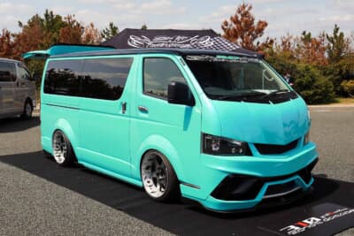 310モーターガレージは、SADのエアロをまとい古オーディオカスタムでまとめた新作デモカーを展示