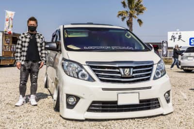 2014年式のトヨタ2代目20系アルファードとオーナーの池田さん