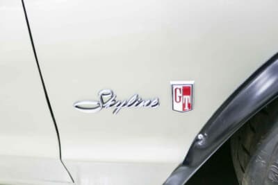 日産 スカイライン2000GT：チューニング仕様のほうには年式の新しいエンブレムを装着