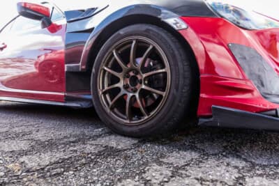 トヨタ 86：街乗り用のADVAN RZの17インチと、サーキットでは16インチとサイズの異なるホイールを履き分けている