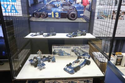 ティレルP34 フォード：今回のブースでは、1976年式ティレルP34 フォードをメインに据えながら、その周囲には各種スケールで各種仕様の、バラエティに富んだティレルP34が、文字どおり“脇を固める”演出が見られた