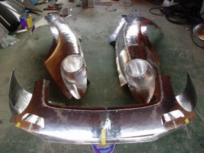 赤いディーノのボディに紙を当てて型紙を作り、それに合わせてアルミを切り出し、手で叩いて曲げて溶接。実車と見比べて作ったそうだ