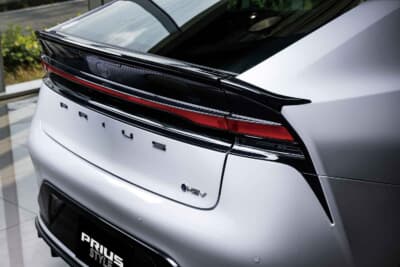 トヨタ プリウス:プレスラインと呼応するカタチを採用。ダックテールのような摘み上げたデザインが特徴。ボディ色が見えない工夫が凝らされている