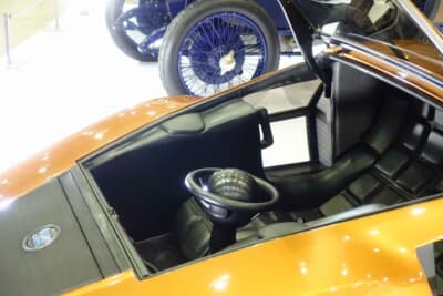 ランチア ストラトス ゼロ:フロントウインドウを開くと、ステアリングコラムが立ち上がり、シートに座る