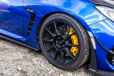 スバル BRZ：ホイールは、WORKのMCOレーシングで、フロント18×8.5J+38、リア18×9.5J+43をチョイス