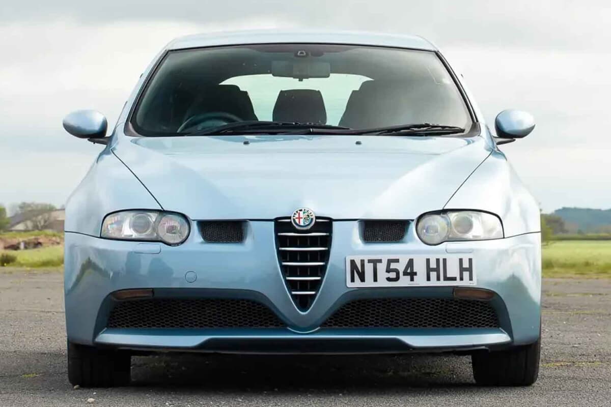 日本から輸出されたアルファ ロメオ「147GTA」が英国の