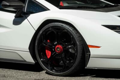 190万ドル～240万ドル（邦貨換算約2億7180万円～3億4335万円）で現在も販売中のランボルギーニ「カウンタックLPI800-4」（C）Bonhams